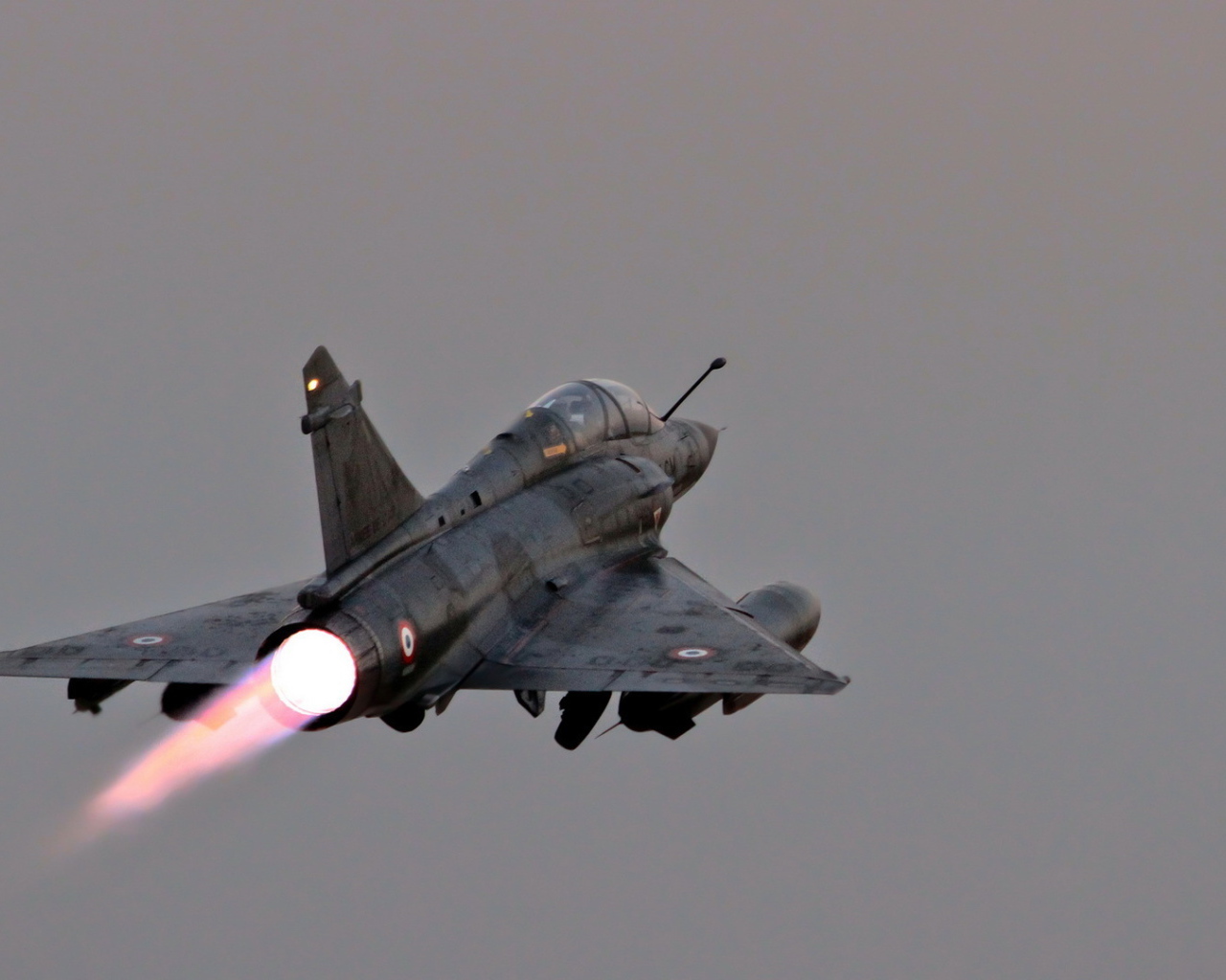 Военный самолет уходит в небо