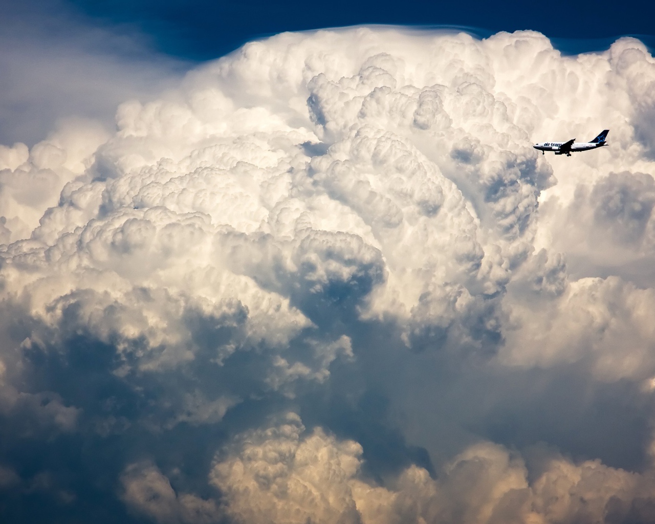 Самолет у грозовой тучи