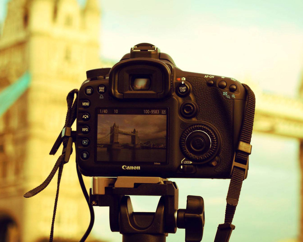 Фотоаппарат Кэнон на штативе