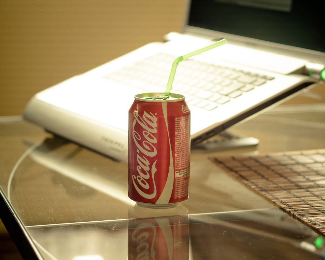 Coca Cola на столе