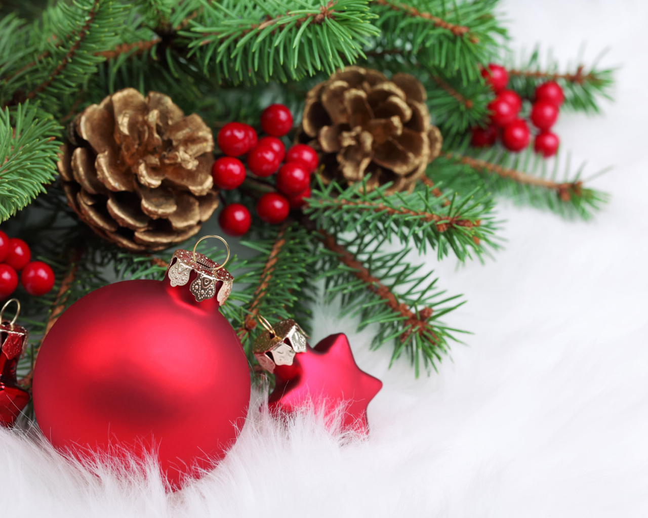 Композиция из ёлочных игрушек и шишек на рождество