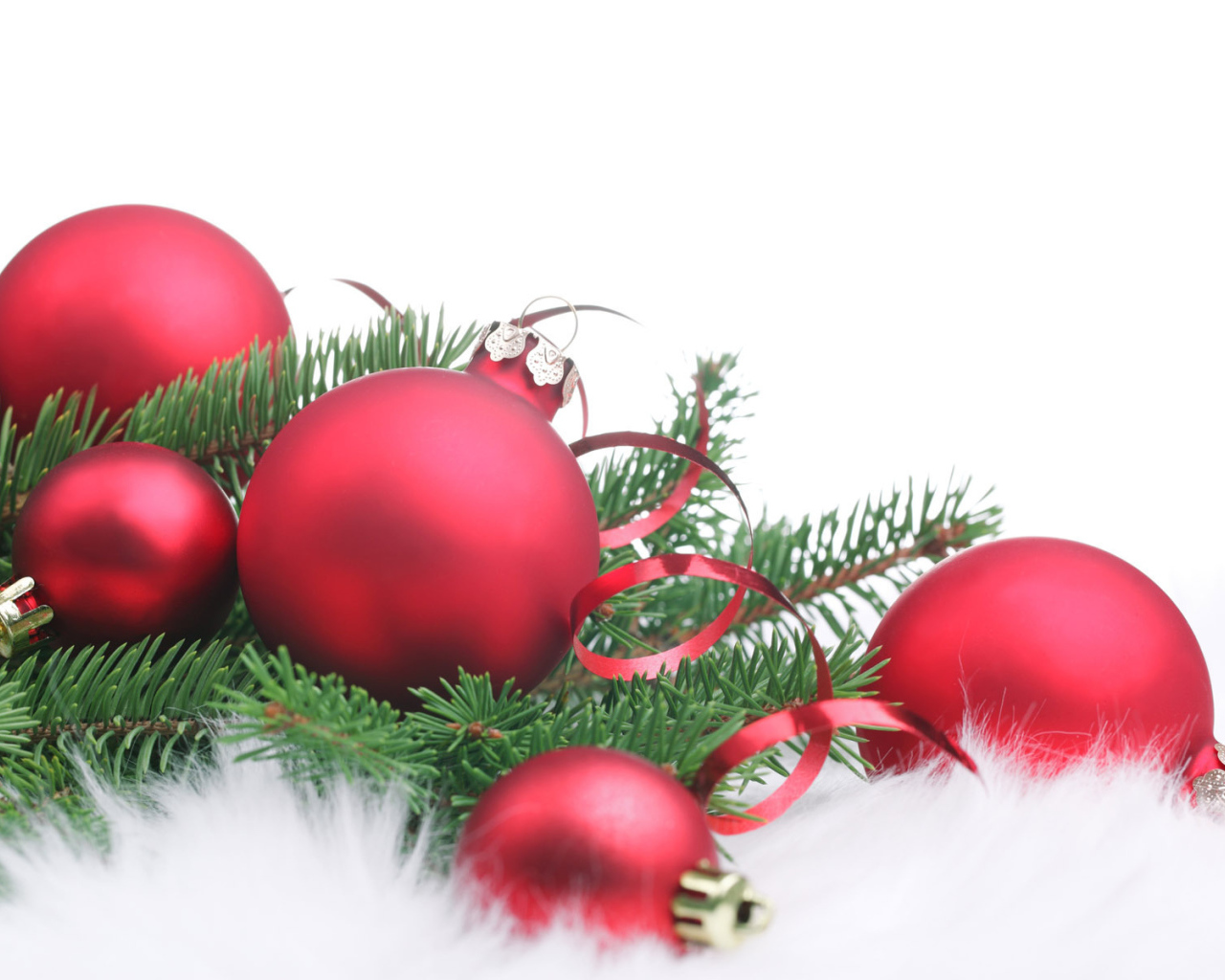 Композиция из ёлочных игрушек и хвои на рождество