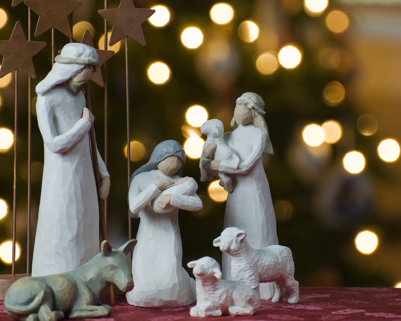 Красивые поделки на фоне ёлки на рождество