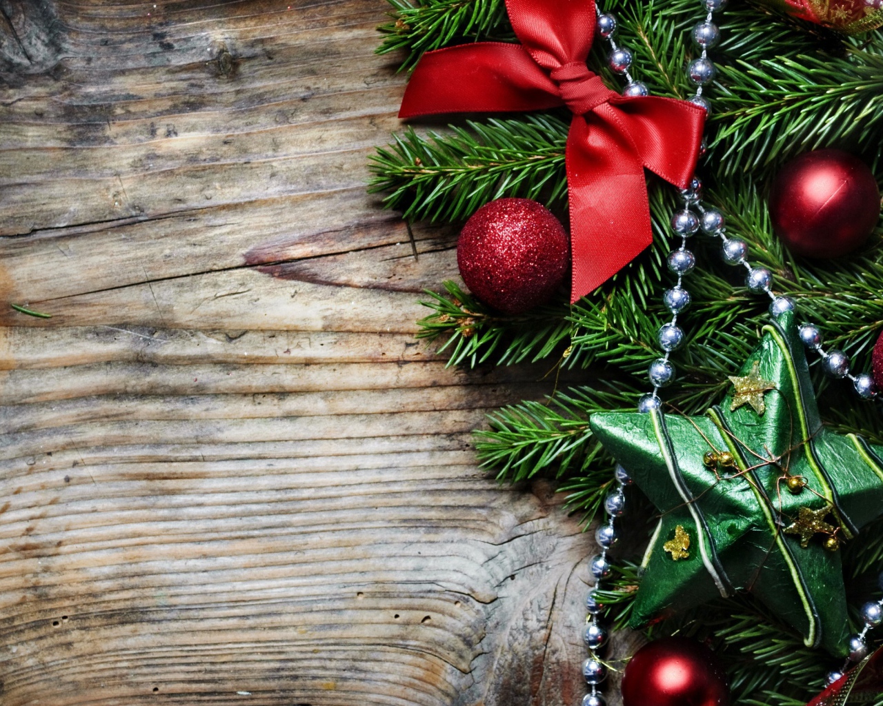 Красивые декорации на деревянном фоне на рождество