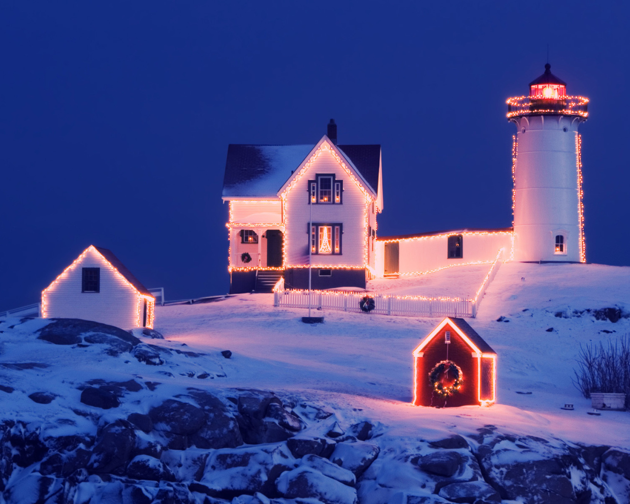 Красиво украшенный дом с маяком на рождество