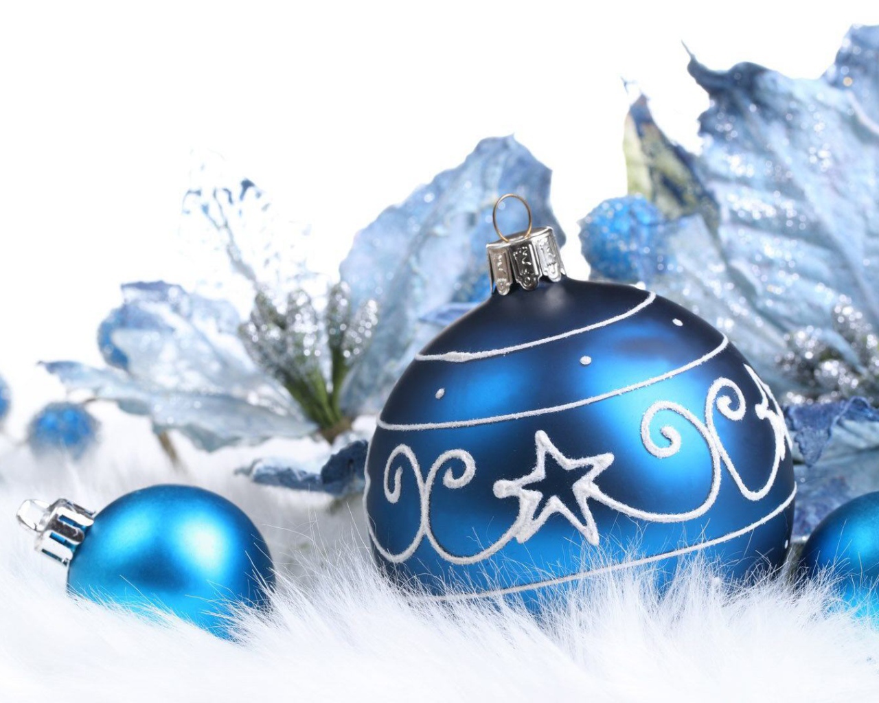 Голубые украшения на рождество