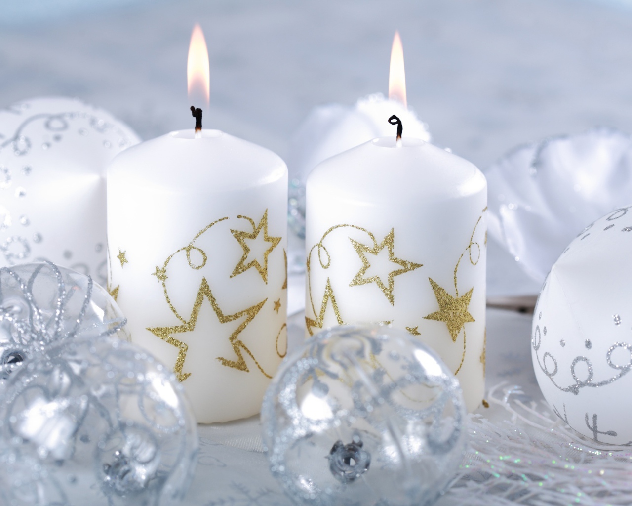 Горящие свечи белые на рождество