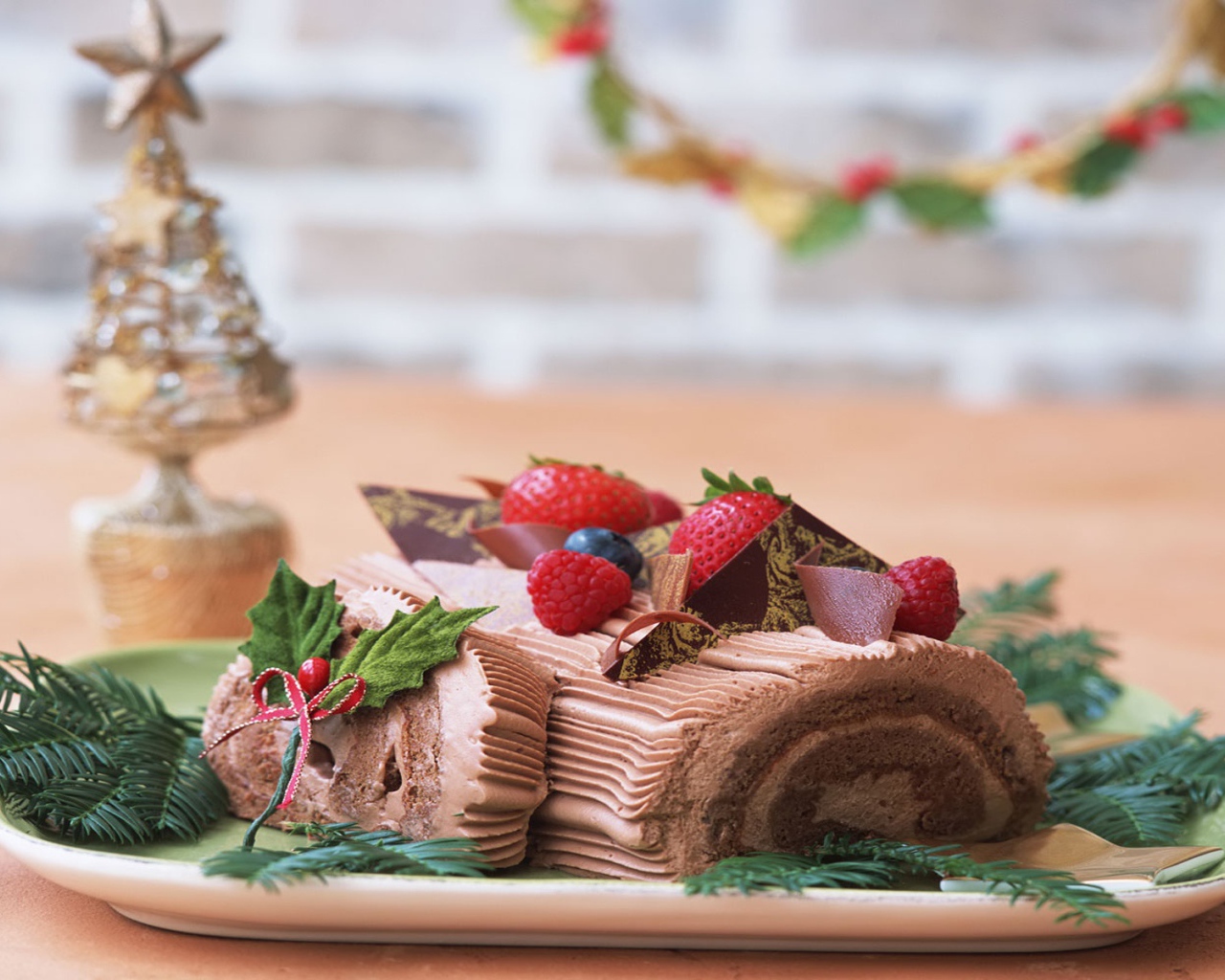 Шоколадный кекс с клубникой на рождество