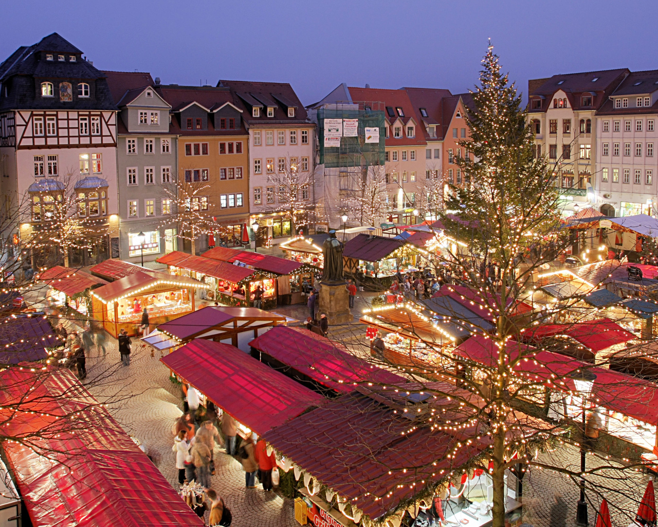 Город в огнях на рождество