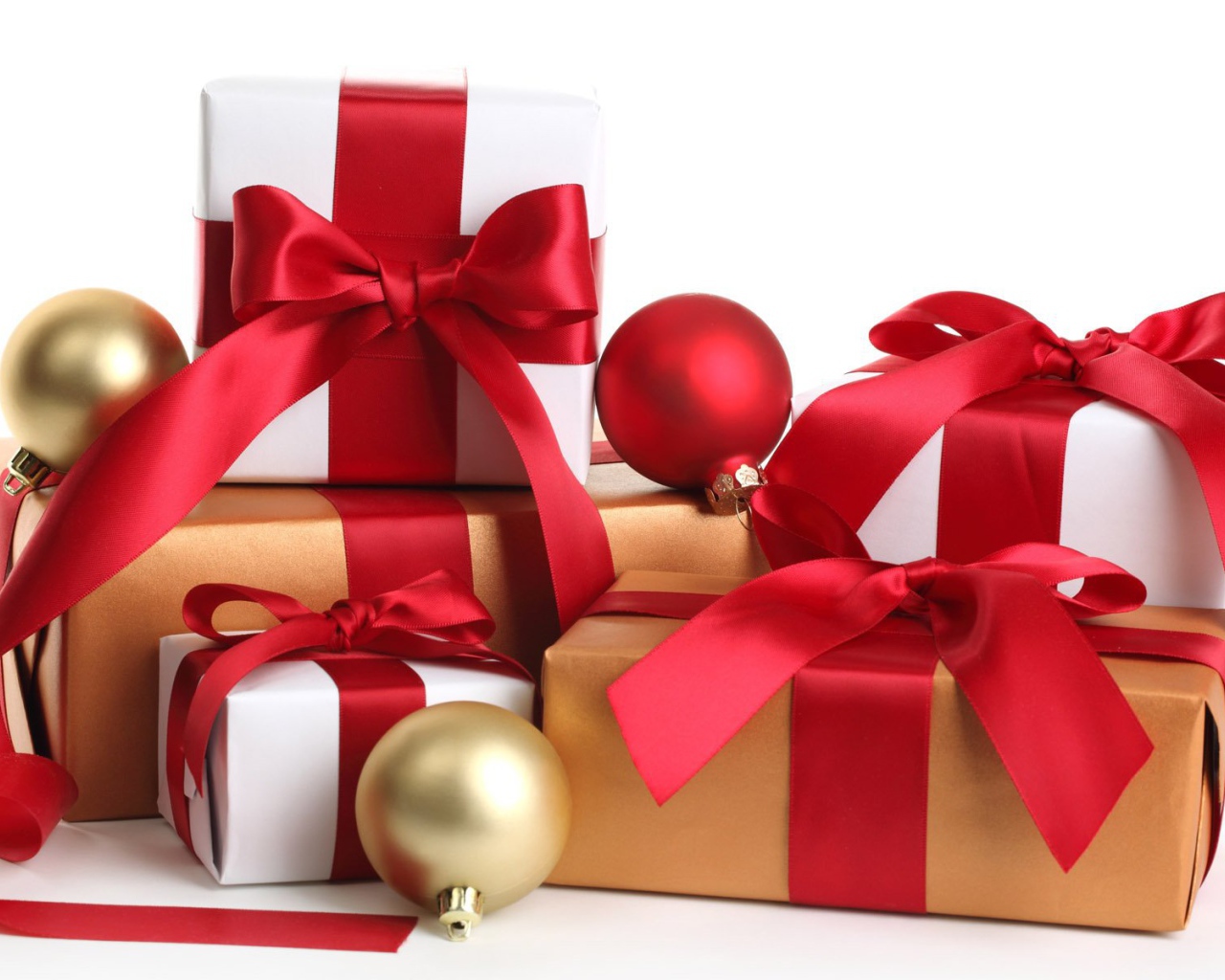 Разноцветные подарочные коробки на рождество