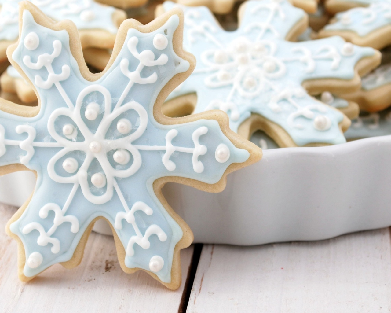 Cookies in the form of snowflakes on Christmas