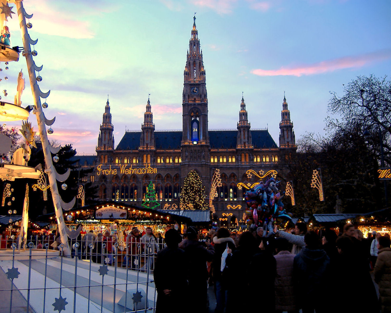 Вечерний город на рождество