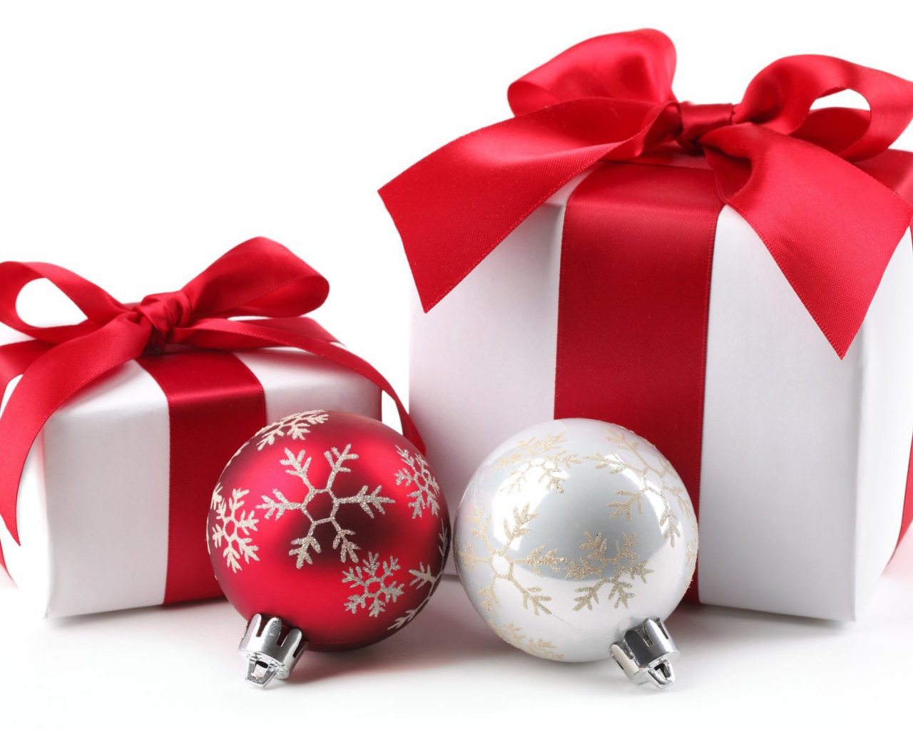 Gift boxes and Christmas decorations on Christmas