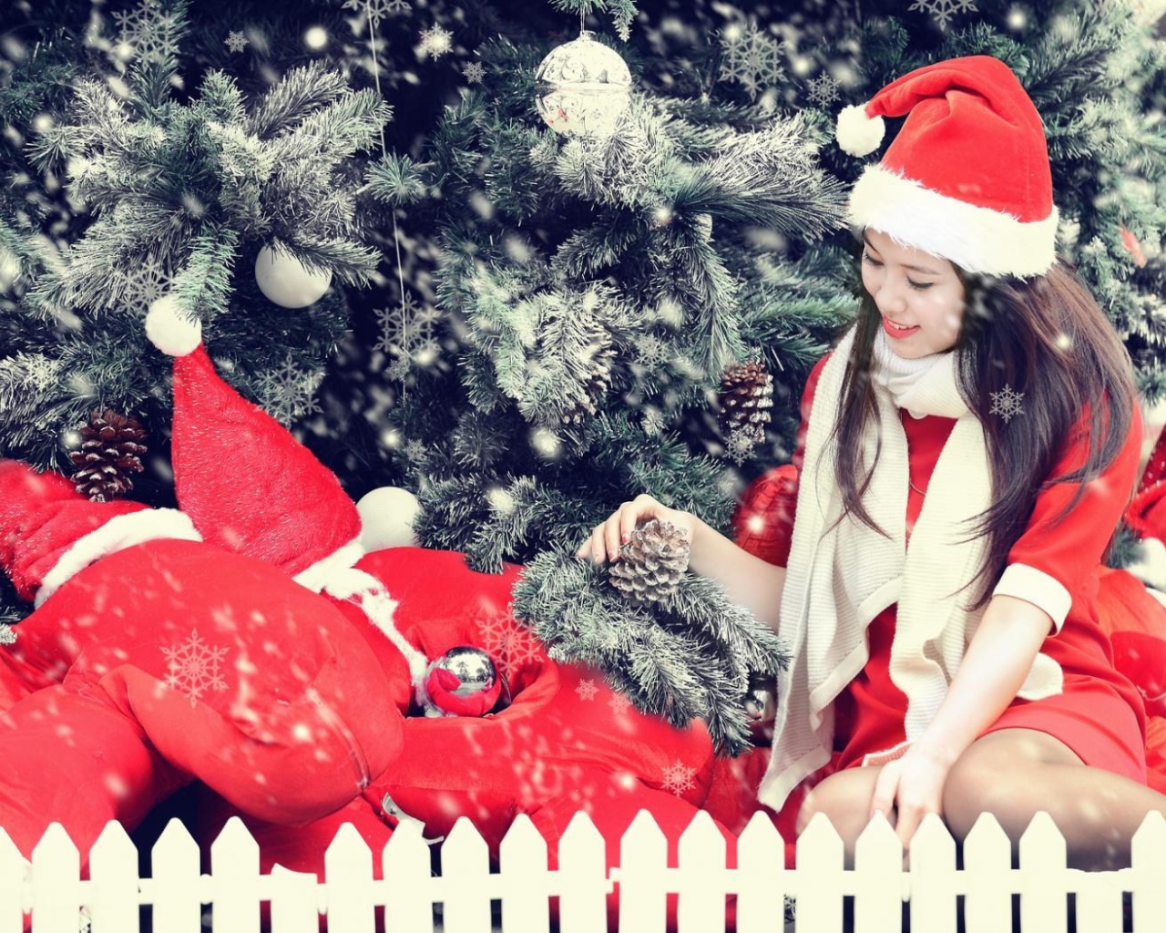 Девочка в костюме Санта клауса