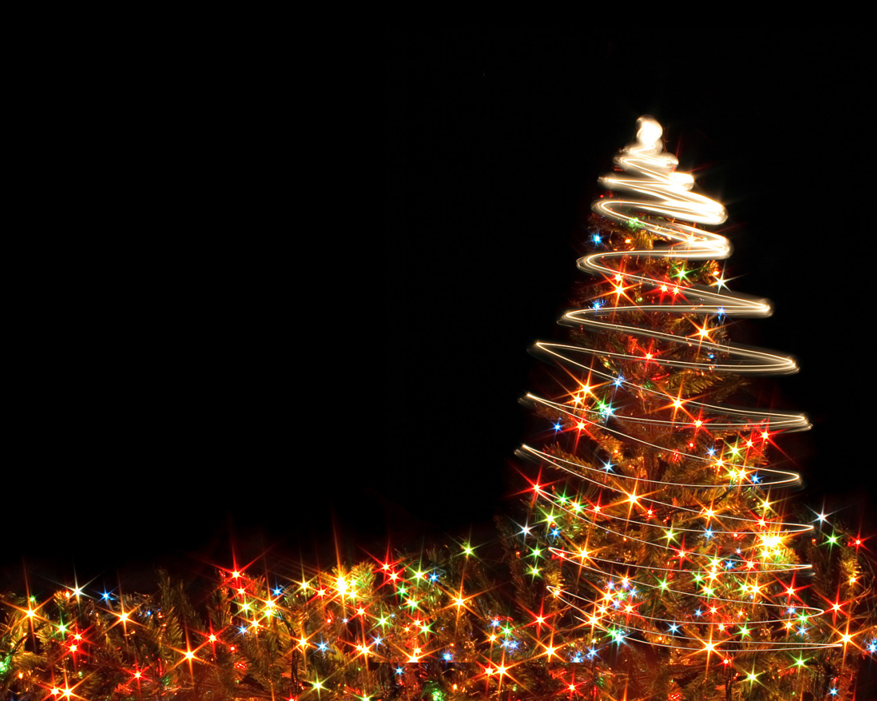 Огни и ёлка на рождество, чёрный фон