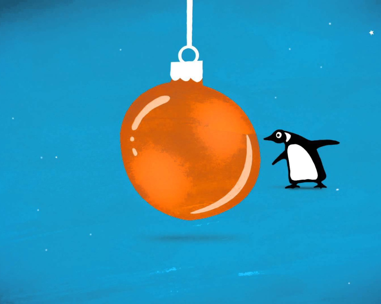 Пингвин и оранжевая ёлочная игрушка на рождество