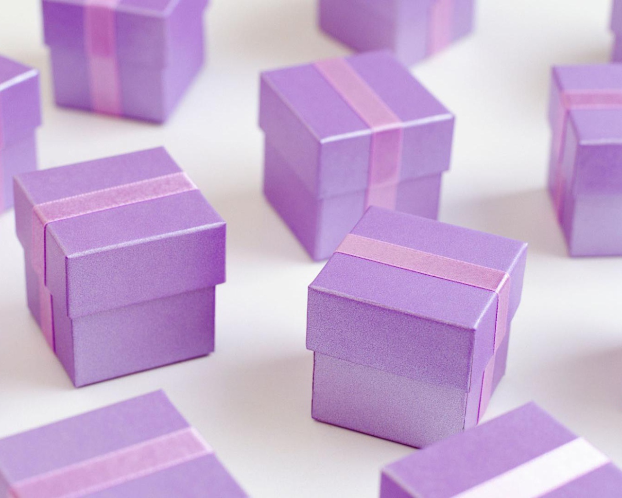 Фиолетовые подарочные коробочки на рождество