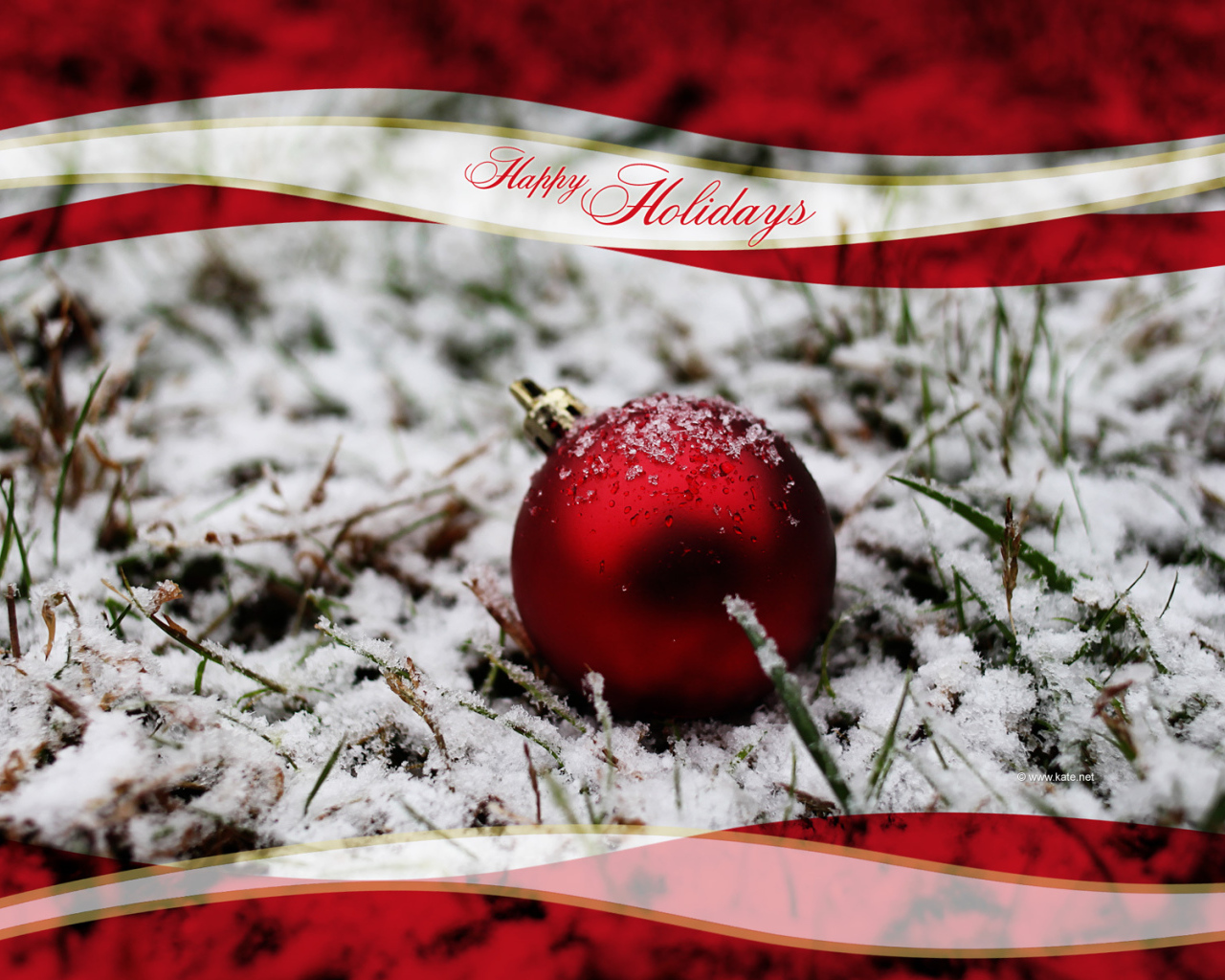 Красная ёлочная игрушка лежит на снегу на рождество
