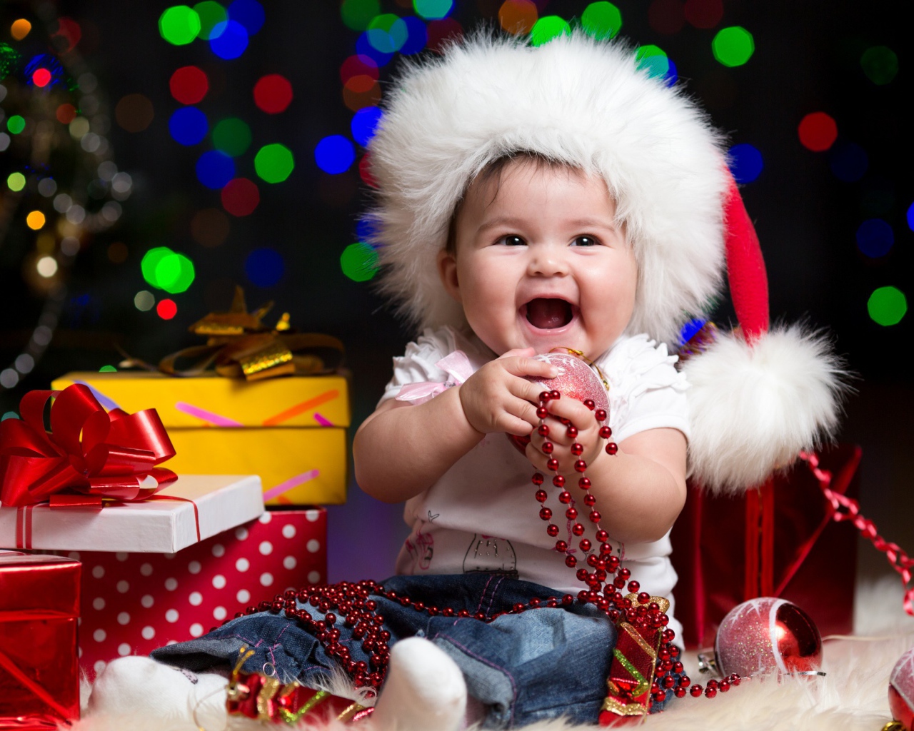 Счастливый ребёнок на рождество