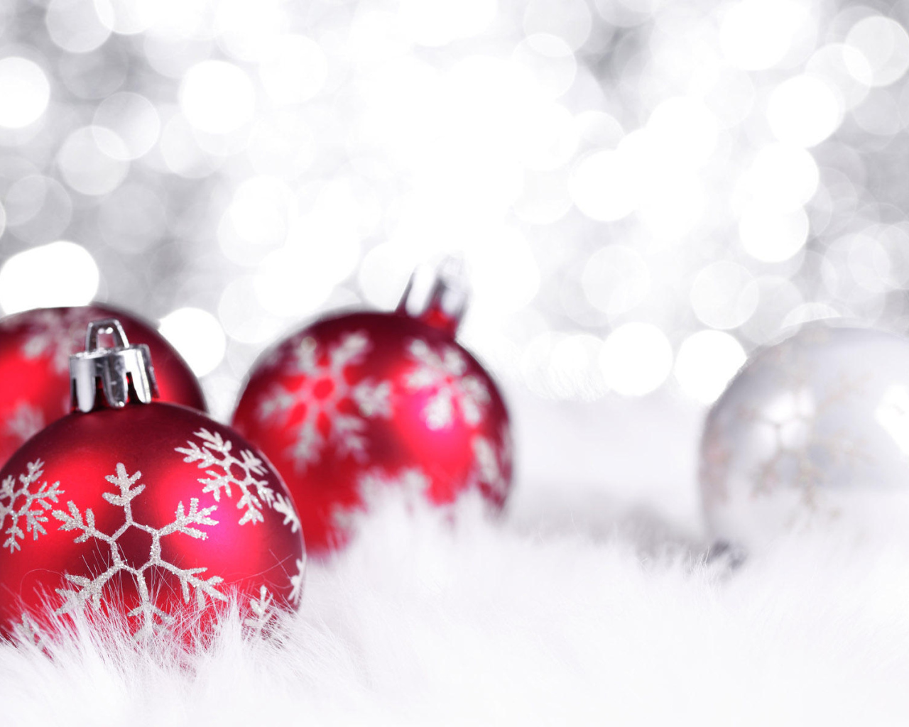 Белые и красные ёлочные игрушки на рождество
