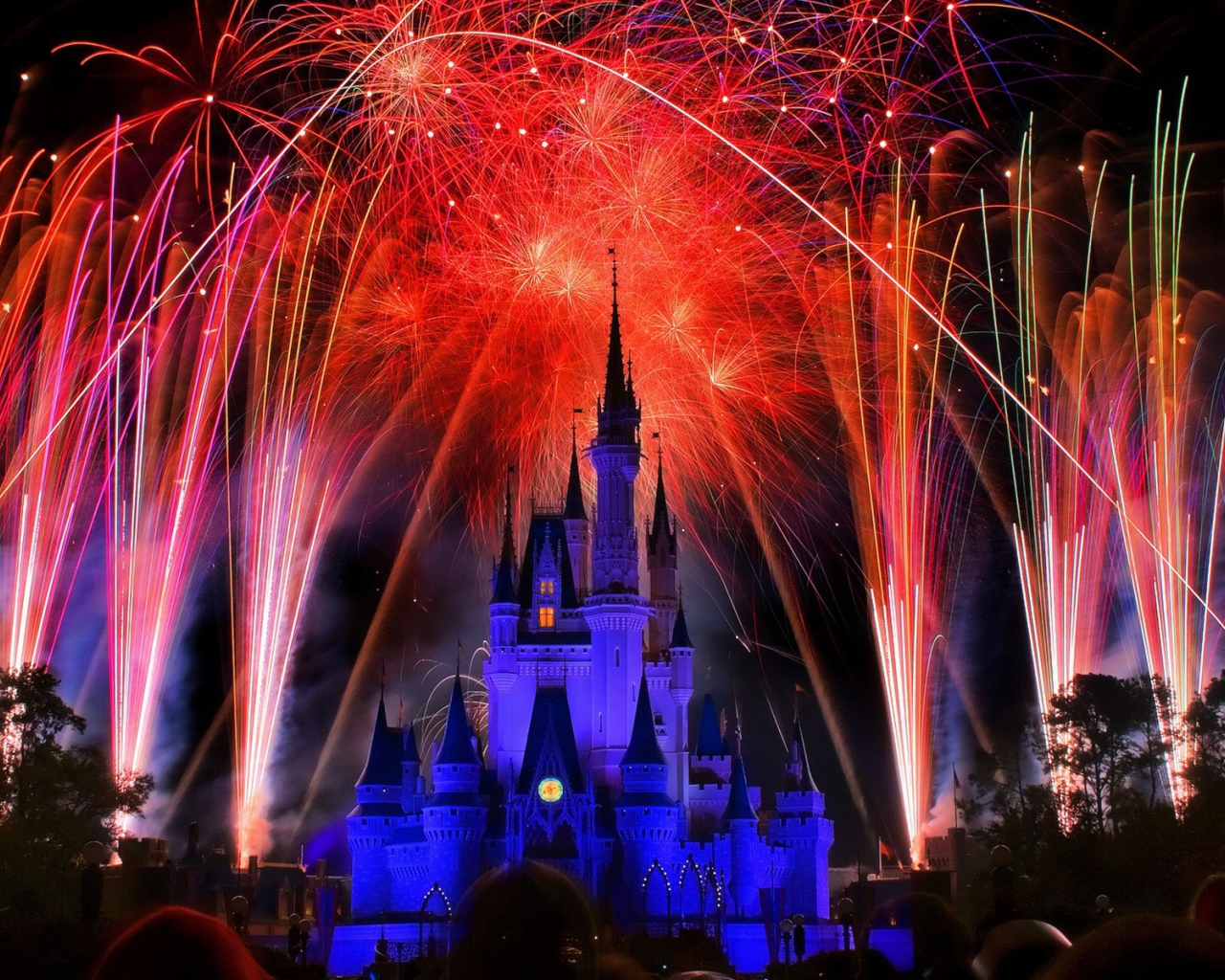 Праздничный фейерверк над костелом