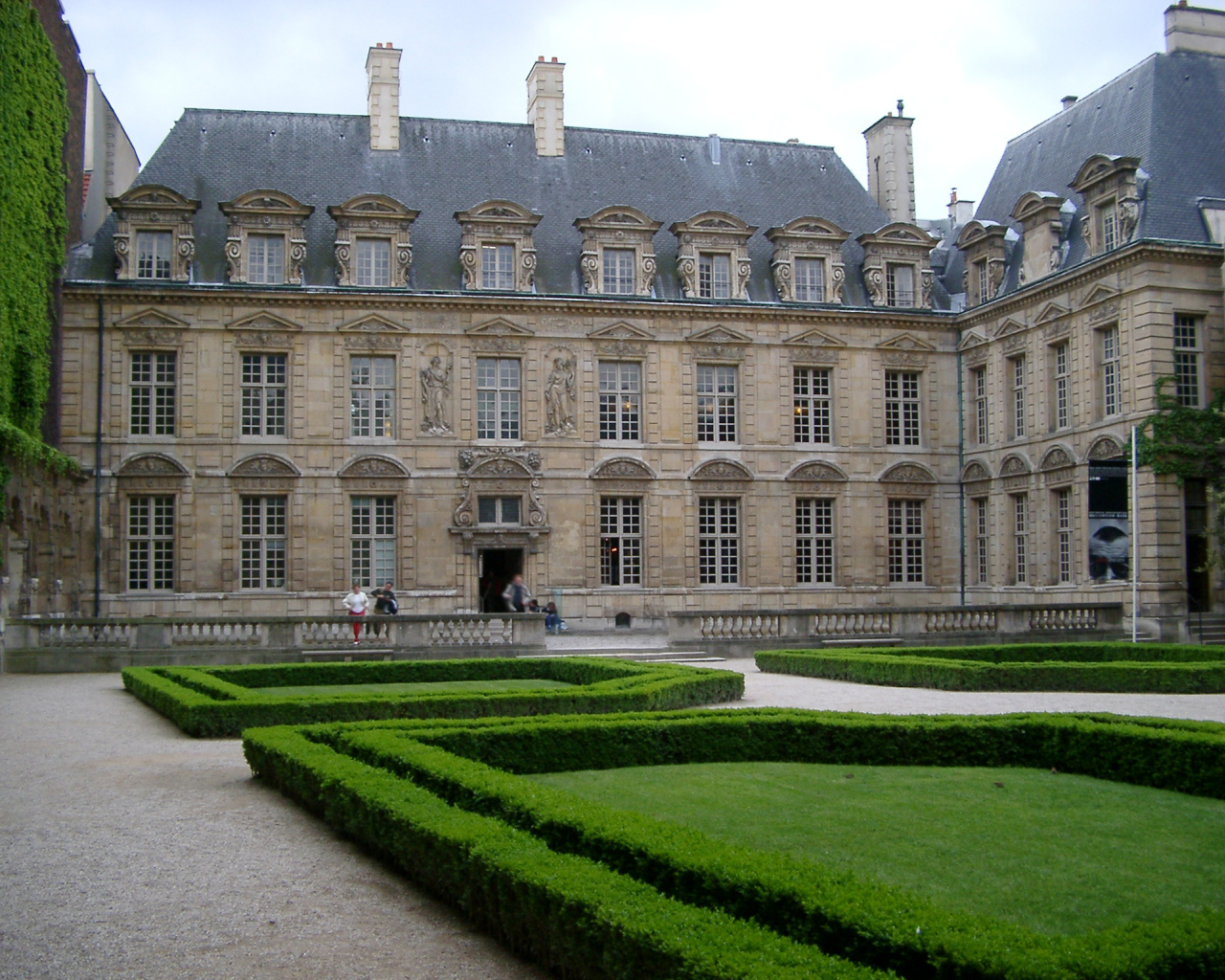 Архитектурный ансамбль с газонами