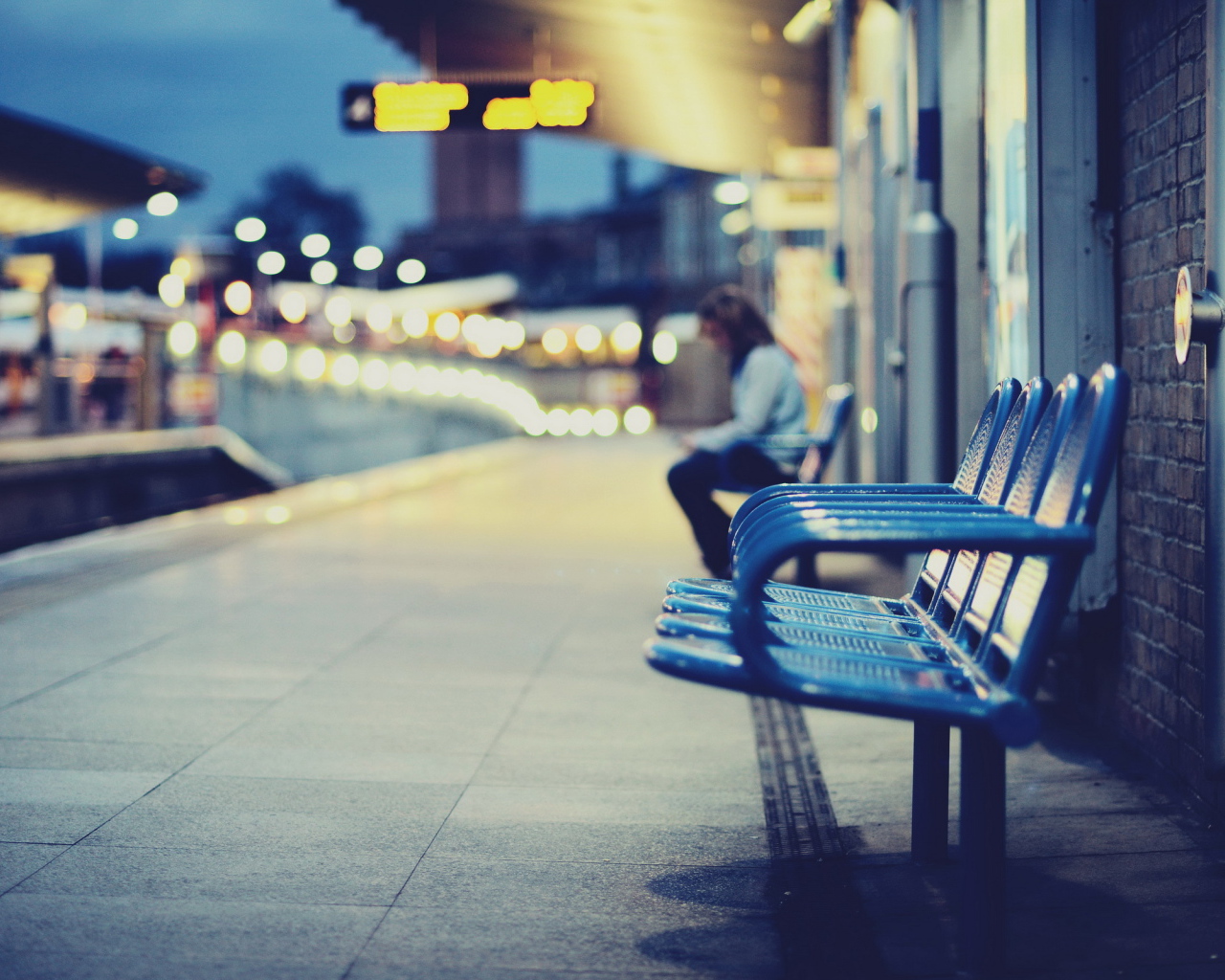 Синие скамейки на улице