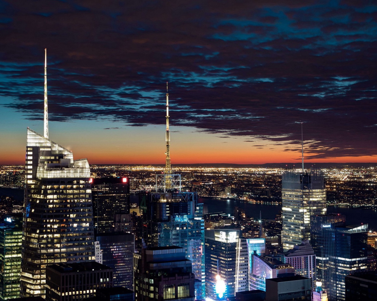 Пейзаж вечернего города с огнями