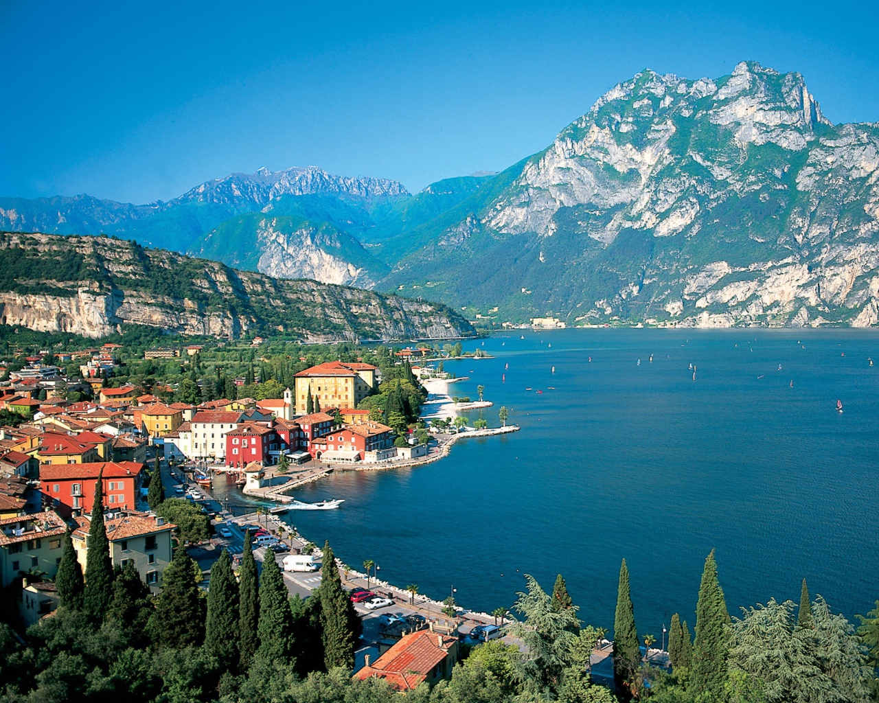 Город на берегу залива