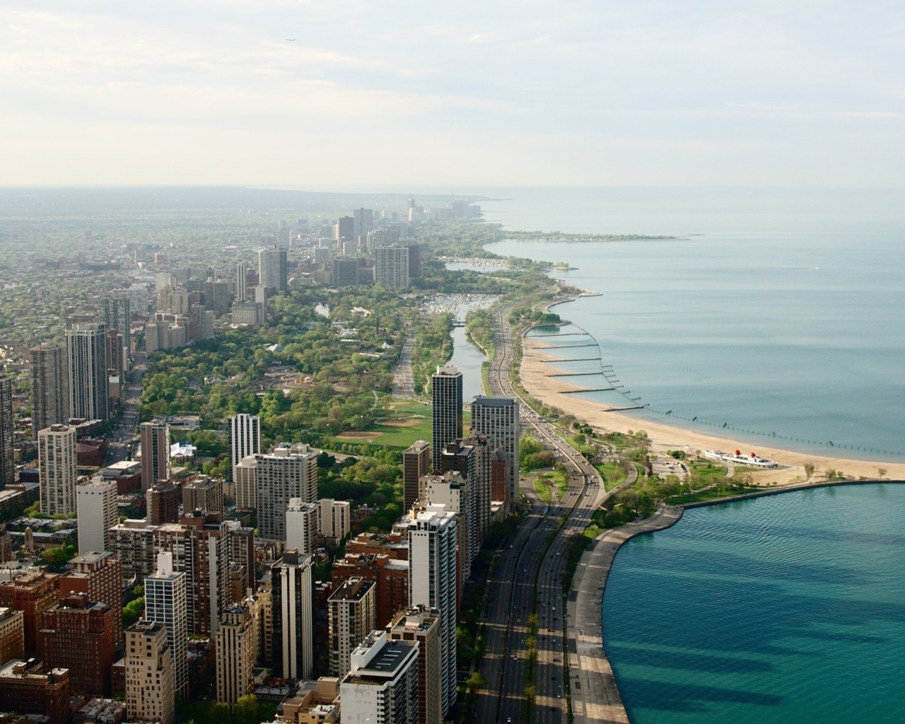 Городской пейзаж на берегу моря