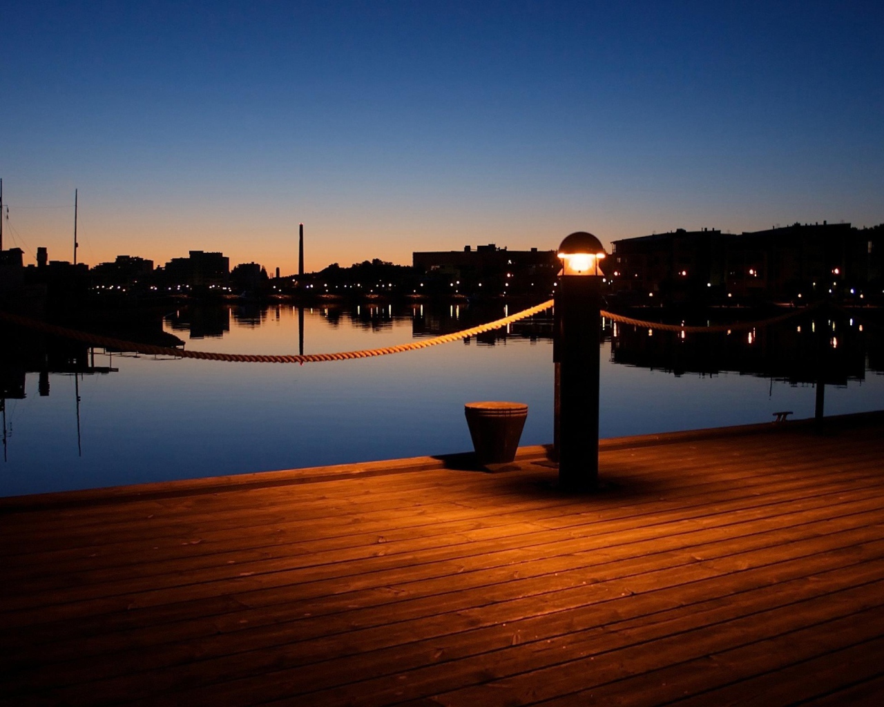 Городской причал ночью
