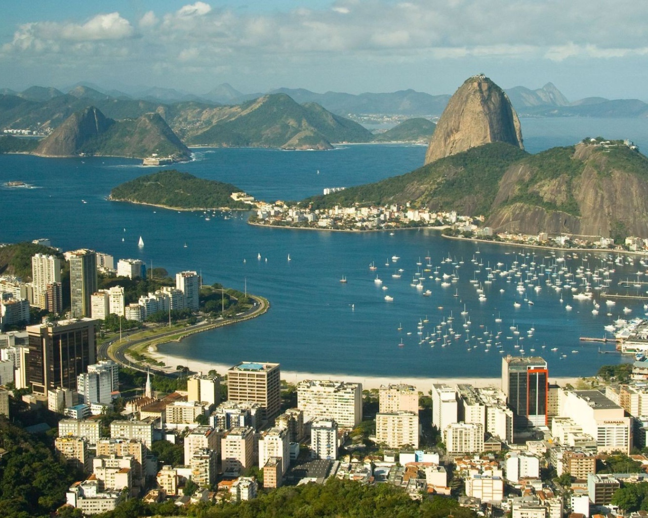 Вид на город у моря с высоты