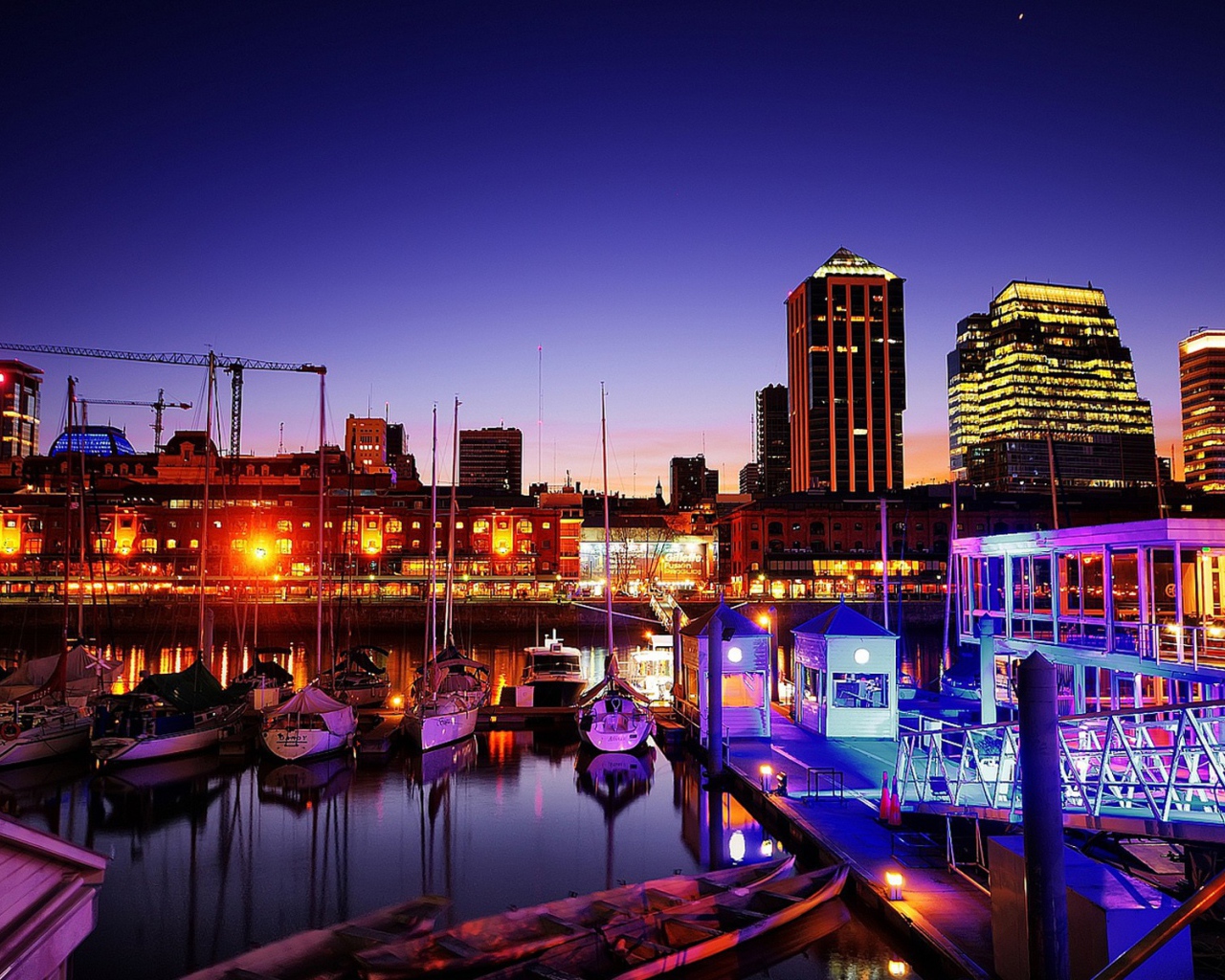 Вечерний город отражается в воде