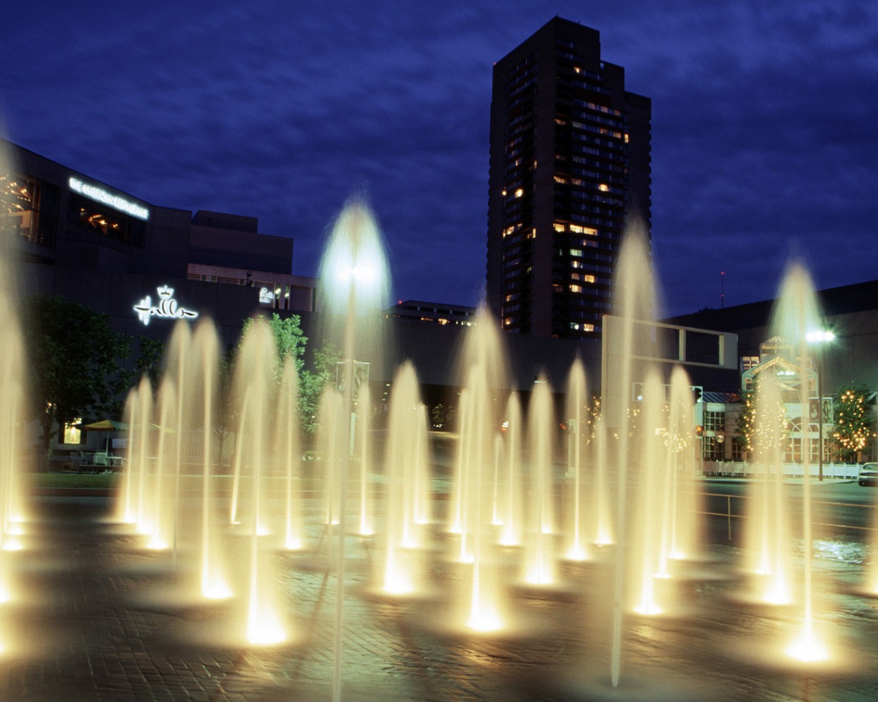 Световой фонтан ночью