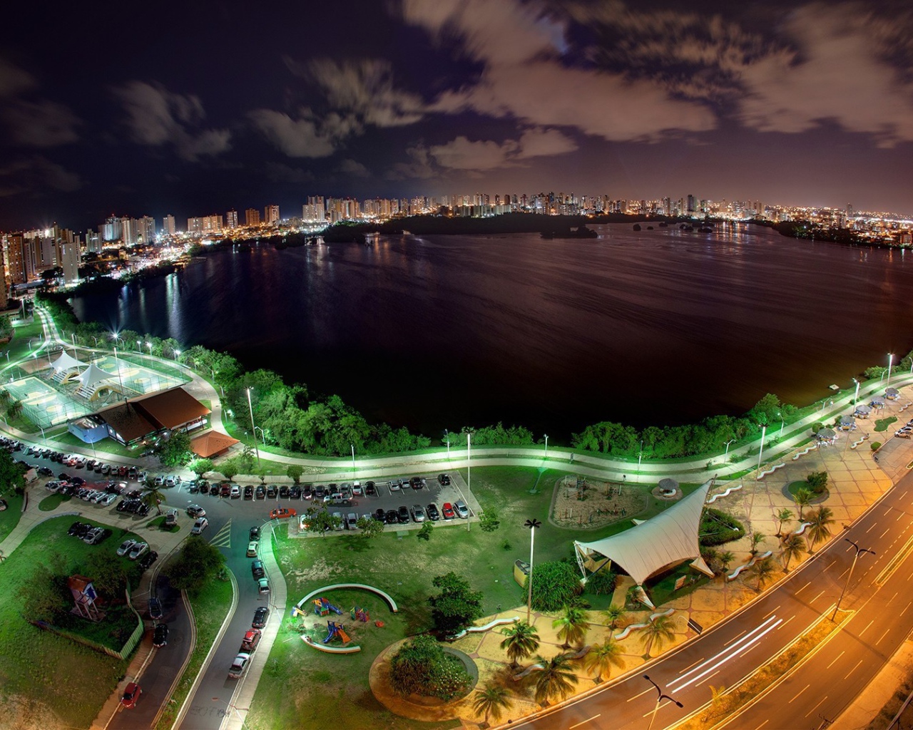 Ночной город вокруг залива