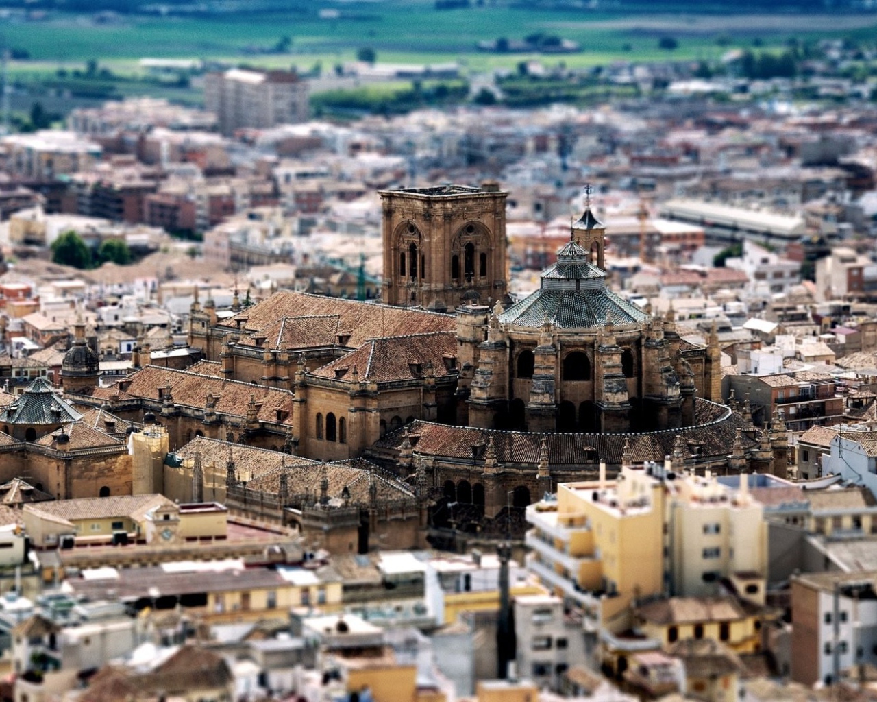 Старая крепость среди нового города