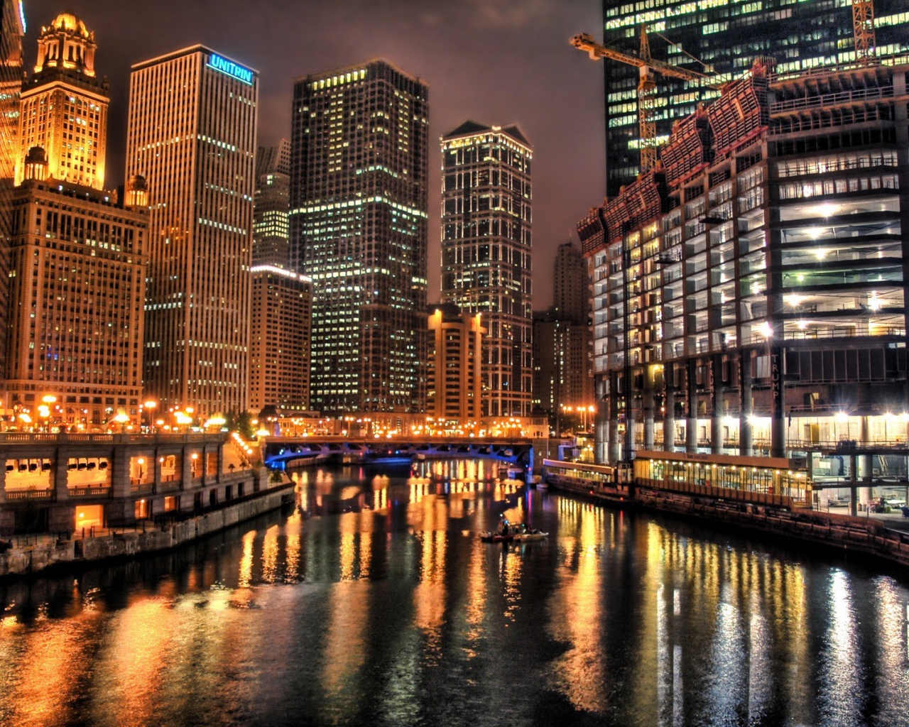 Небоскребы в ночном городе