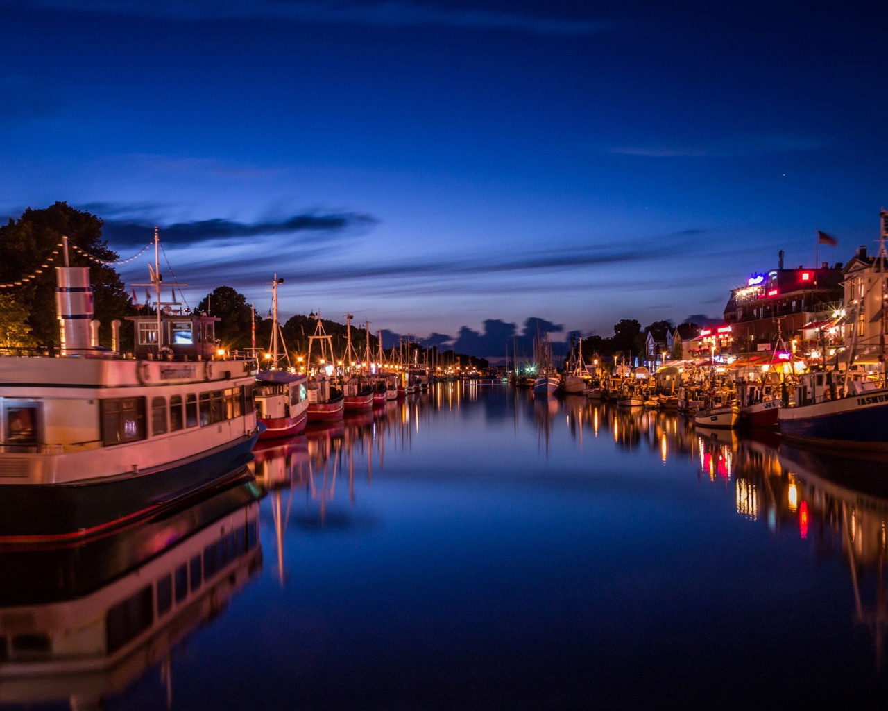 Город на берегу реки вечером