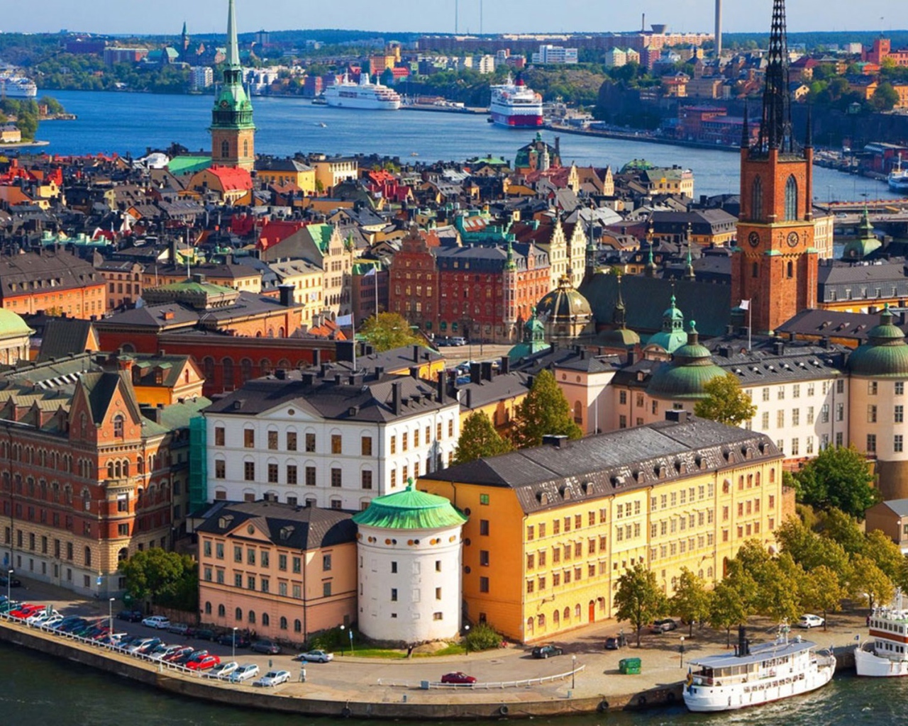 Городской пейзаж с набережной