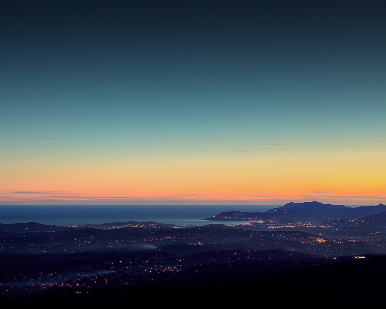 Вид вечернего города с горы