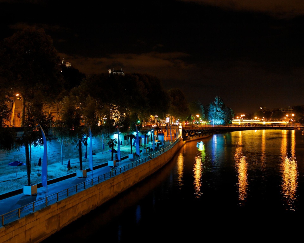 Городская набережная ночью