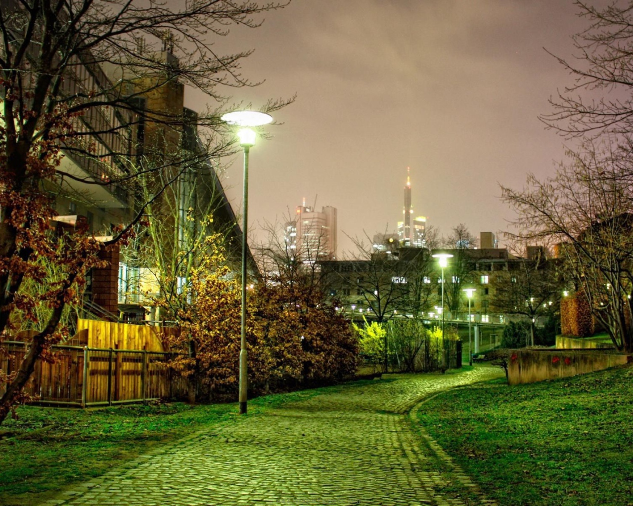 Вечерняя улица с фонарями