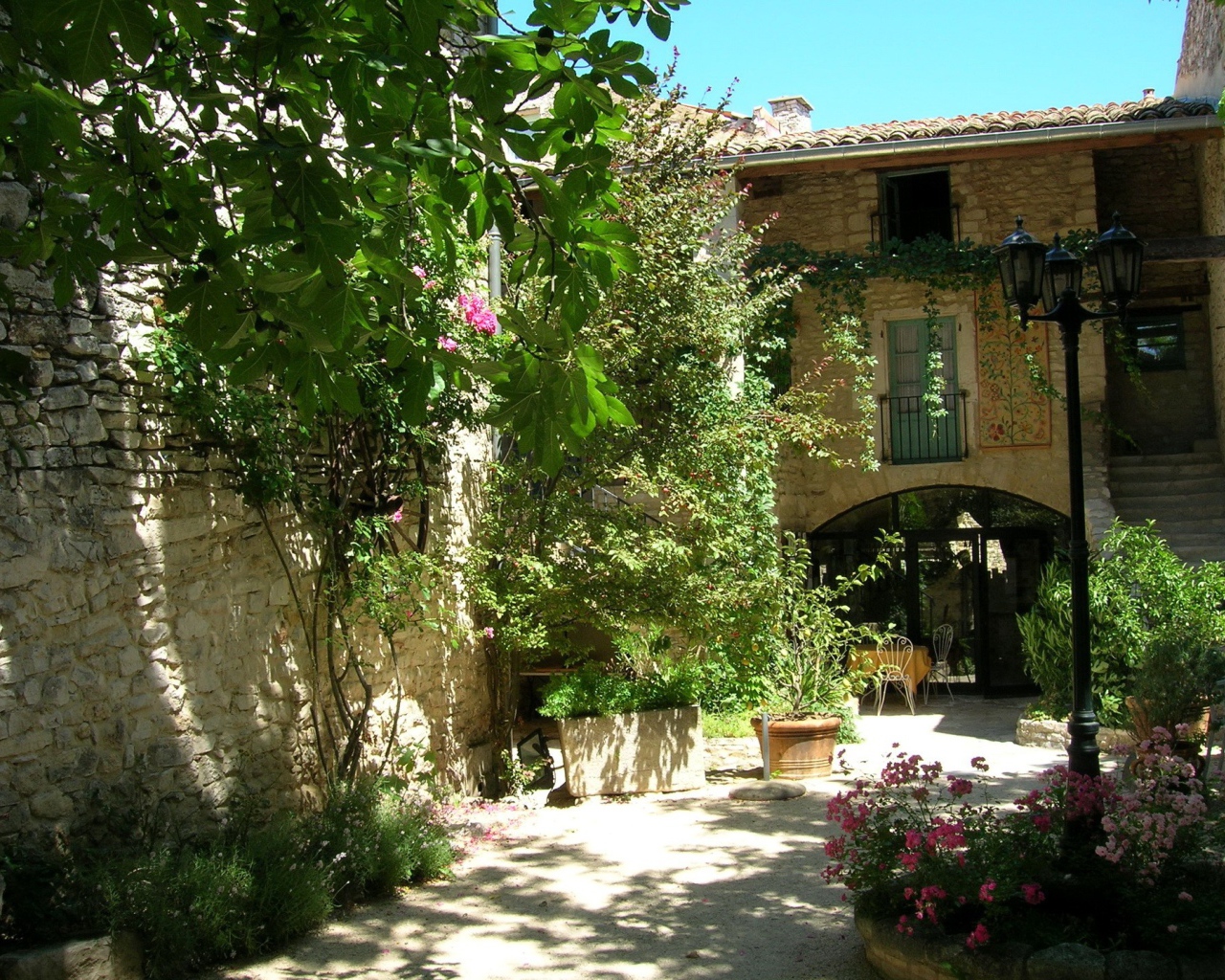 Французский городской двор