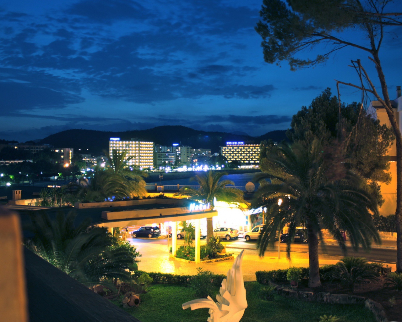 Курортный город ночью