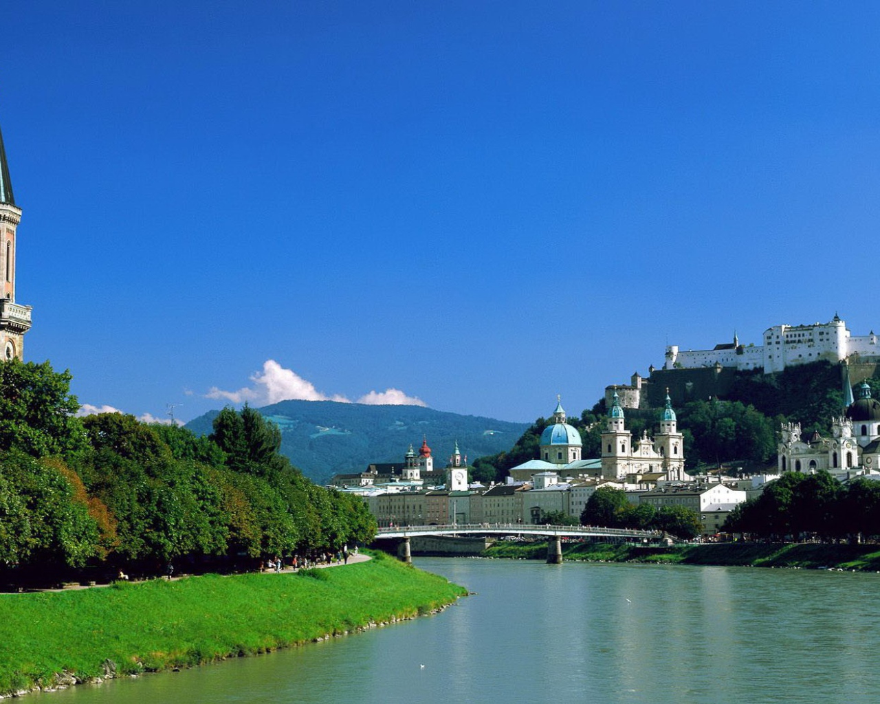 Городской пейзаж с часовней