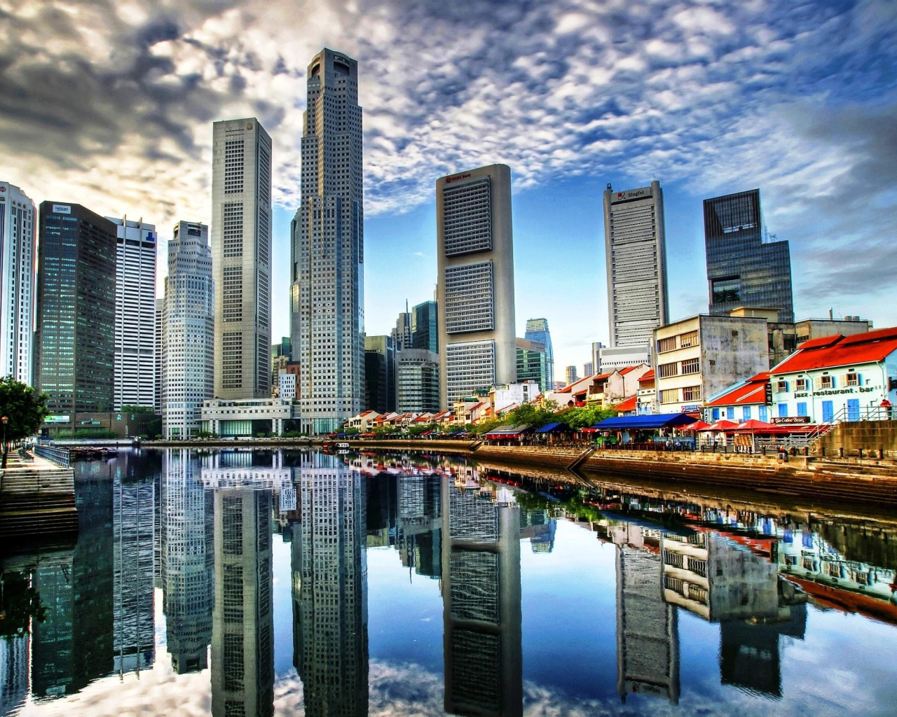 Небоскребы отражаются в реке