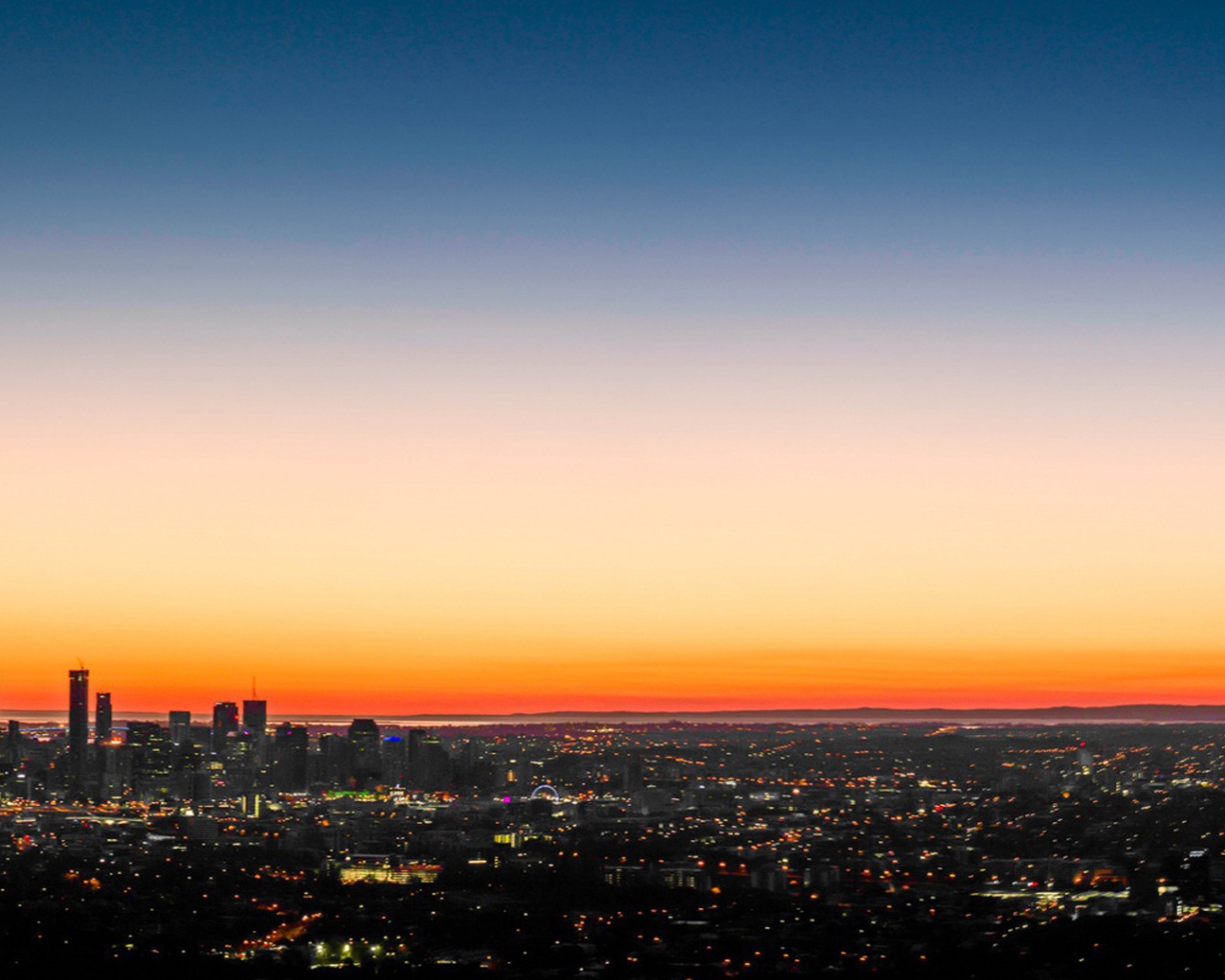 Городской пейзаж на закате