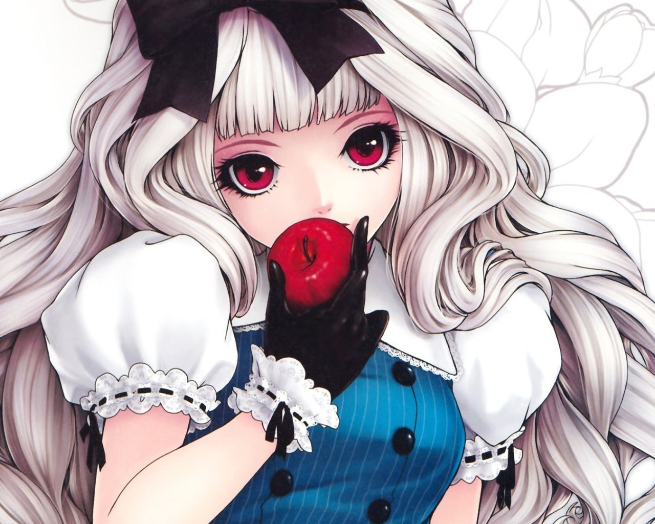 Девочка откусывает яблоко