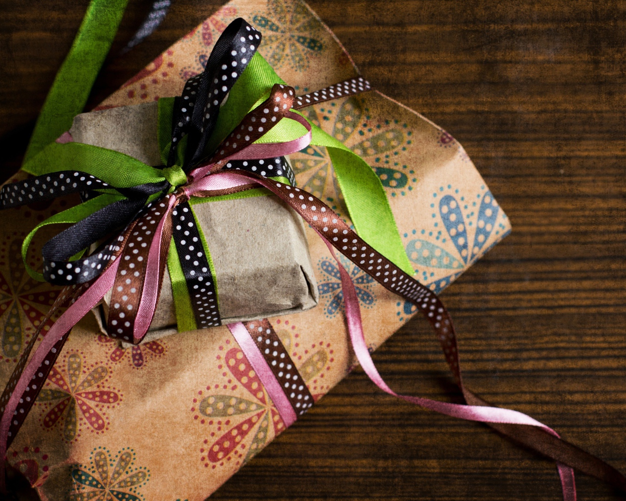 Подарок на праздник с разноцветными лентами