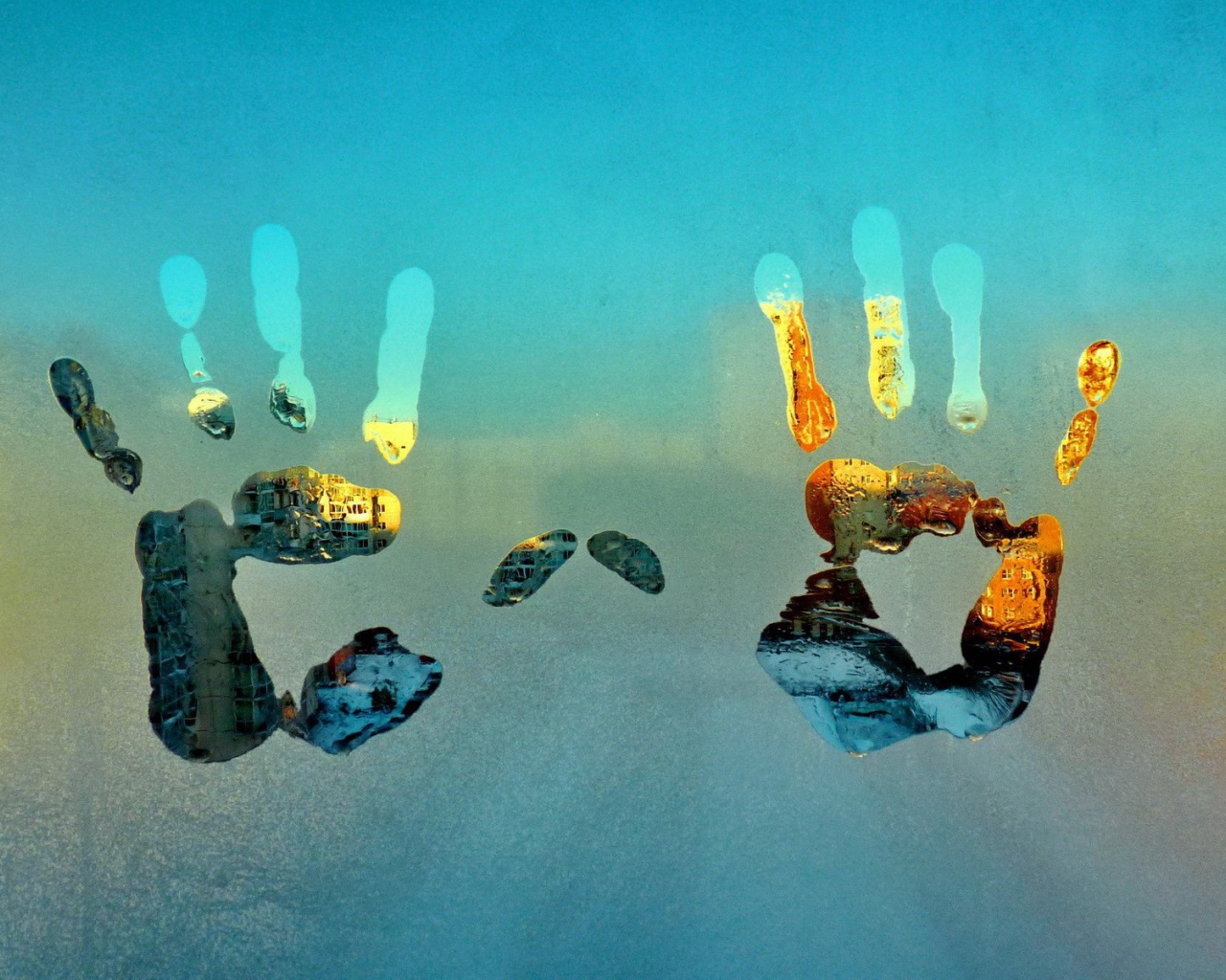 Отпечатки ладоней на запотевшем окне